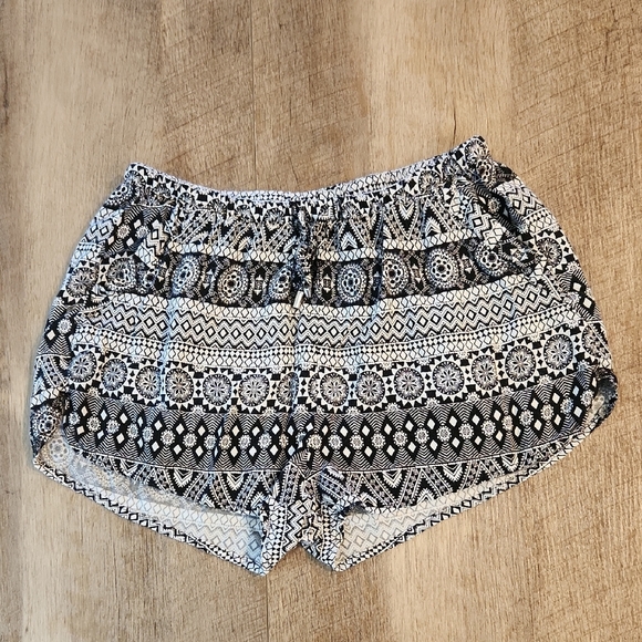 H&M Divided - Black and White Patterned Women's Shorts. Size 2 - Picture 1 of 4